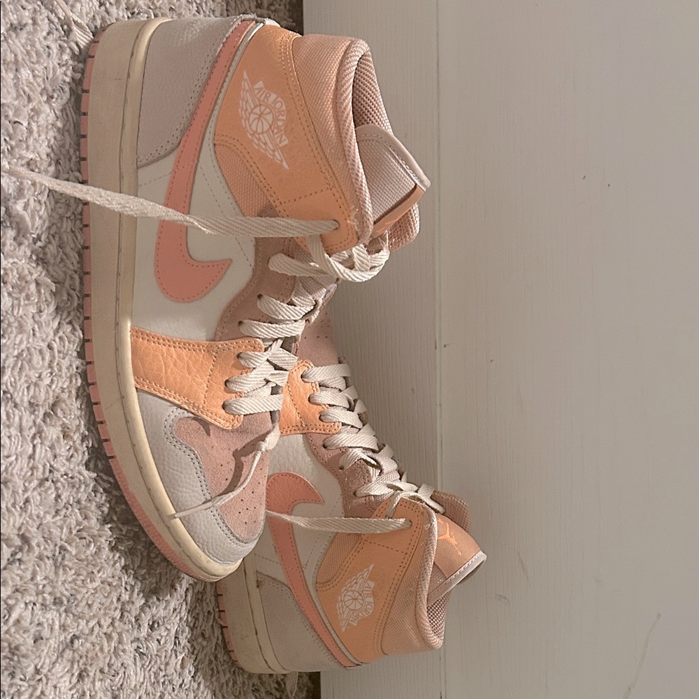 Jordan 1 mid apricot